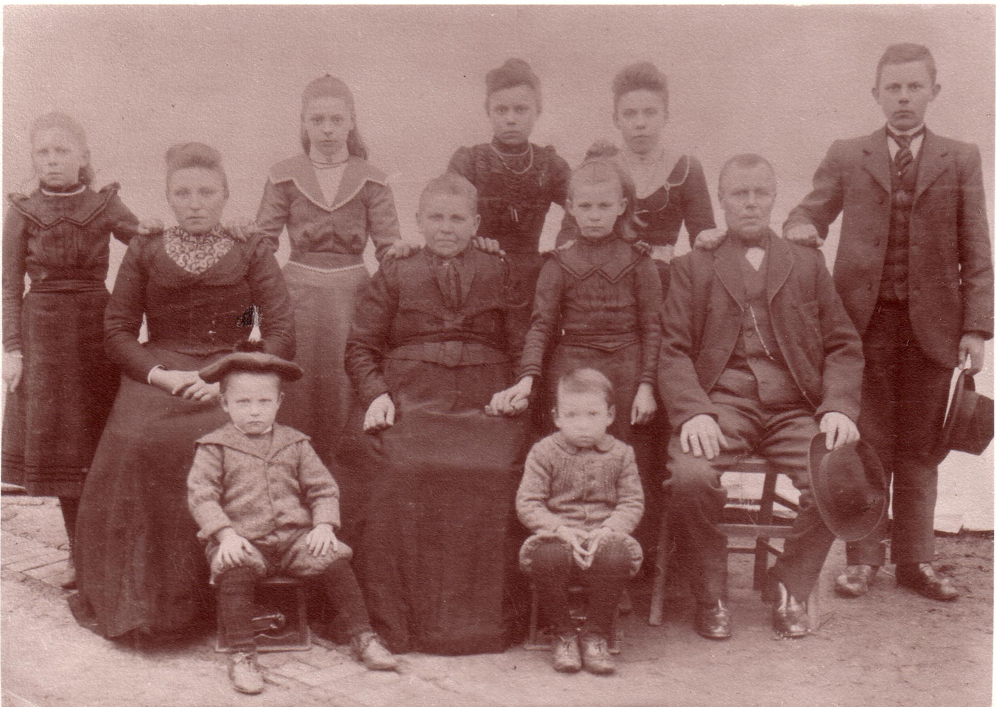 Onze overgrootouders Izak Buist en Trintje Muller met hun kinderen Pieterke, Klaaske, Arend, jantje, Martje, Auktje, Jacoba, Jan en Gerrit. Hier in ongeveer 1901. In 1912 emigreerden ze naar Grand-Rapids (Michigan USA). Pieterke en Klaaske waren reeds getrouwd en bleven achter. Izak was toen al 57 jaar oud en de jongste, Gerrit 14. Arend was in 1905 en 1906 al gegaan en in 1912 weer. Ook Homan verloofde van Jantje zat op die boot 1n 1912.